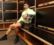 Carlos Alcaraz cu trofeul de la Australian Open în vestiarul arenei „Rod Laver” Foto: Guliver/GettyImages