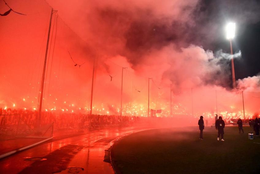 Stadionul „Toumba” din Salonic, aprins de torțe la meciul lui PAOK cu Panserraikos // FOTO: Imago Images
