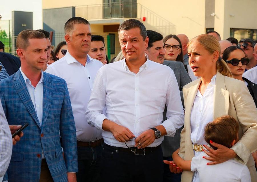 Alina Sperlea, în dreapta, activează în cadrul PSD. În fotografie se află alături de Alfred Simonis, președintele CJ Timiș, și Sorin Grindanu, președintele PSD Șocant scandal! Doi fotbaliști de la Poli Timișoara, acuzați că au snopit în bătaie un tânăr de 19 ani: „Huliganii mi-au nenorocit copilul! Parul cu care l-au lovit e plin de sângele lui”