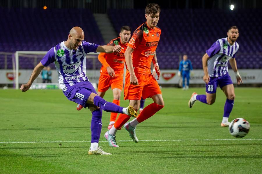 Matyas Tajti (stânga), în tricoul lui Ujpest. Foto: Imago „Mâine ajung în România” » Și-au dat acordul de transfer chiar înainte de FCSB - Csikszereda