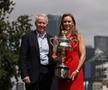 Elena Rybakina cu trofeul de la Australian Open, alături de directorul turneului, Craig Tiley Foto: Guliver/GettyImages