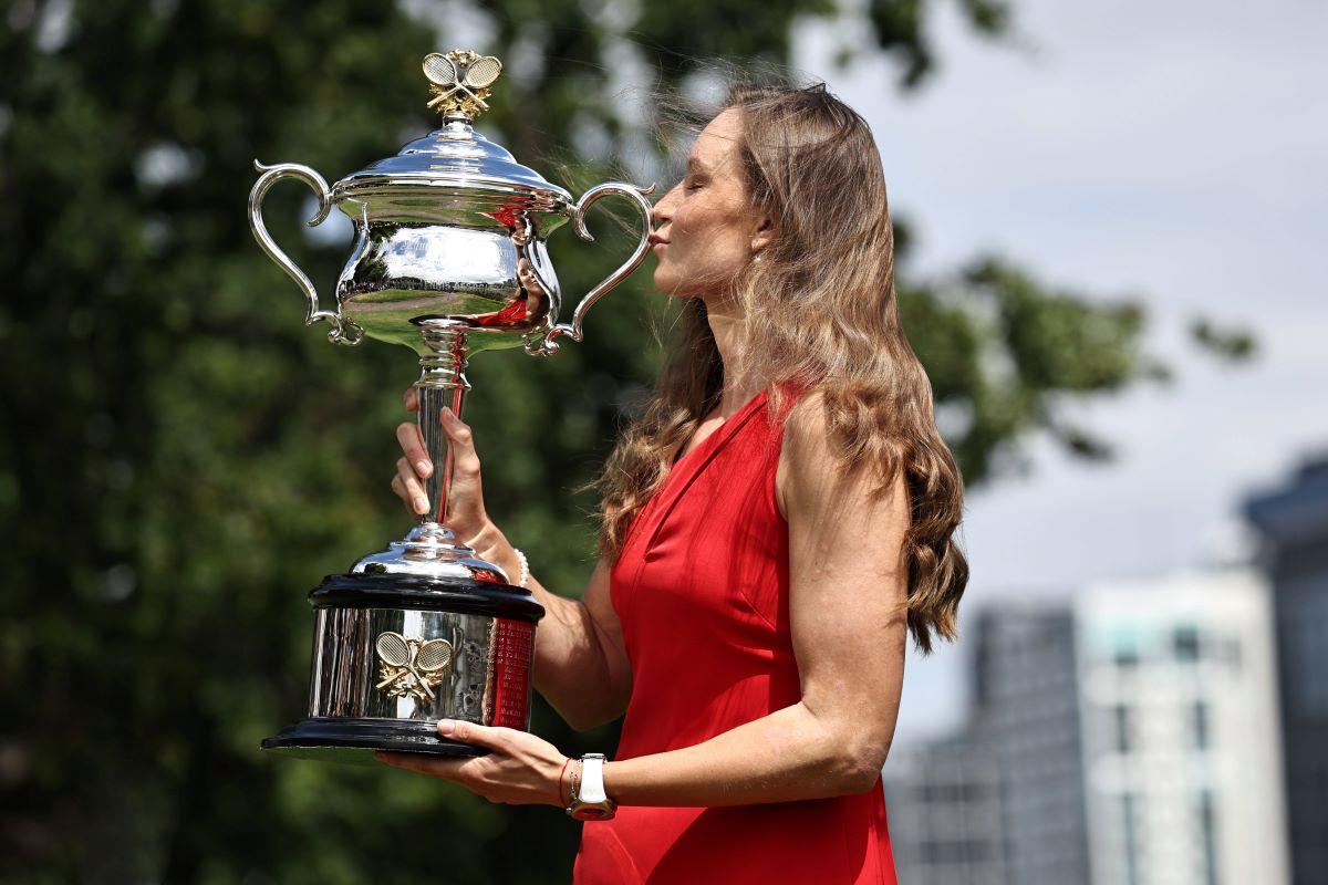 Elena Rybakina, „Lady in Red” la Antipozi » Ședință foto cu trofeul de la Australian Open