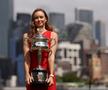 Elena Rybakina cu trofeul de la Australian Open Foto: Guliver/GettyImages
