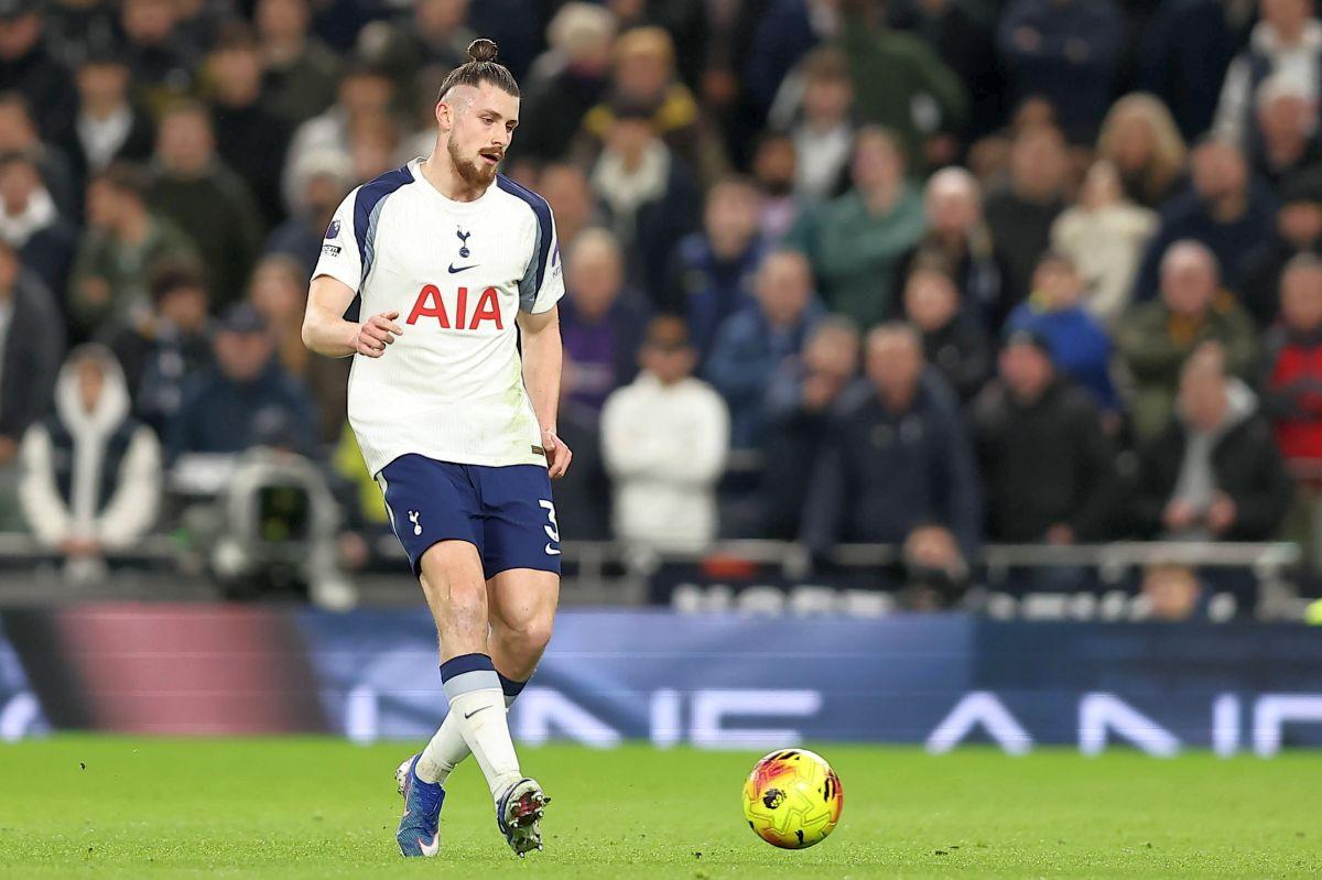 Radu Drăgușin în Tottenham - Manchester City