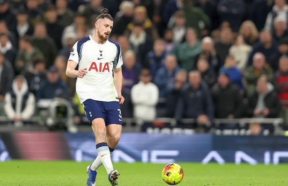Notele englezilor pentru Radu Drăgușin, integralist în Tottenham - Manchester City: „Fix așa a părut!”