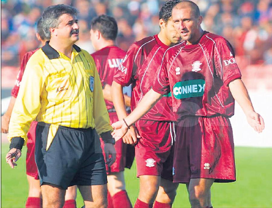Constantin Frățilă contestat de Dorel Mutică în timpul unui meci al Rapidului arbitrat de constănțean. Foto: arhiva GSP Fostul arbitru din Liga 1 spune că a „zguduit” Bursa de Valori: „Am o avere de 60-80 milioane de euro” » Ar pregăti o BOMBĂ: „Lucrez la proiect, Hagi CEO!”