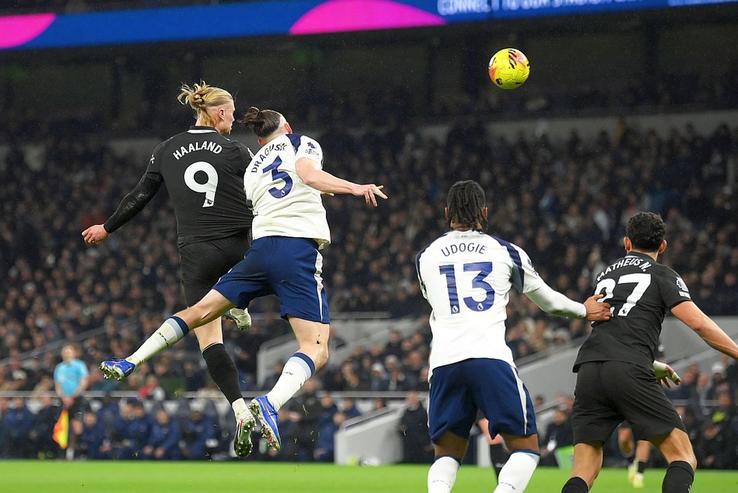 Radu Drăgușin, în acțiune în Spurs - Manchester City // foto: Guliver/gettyimages