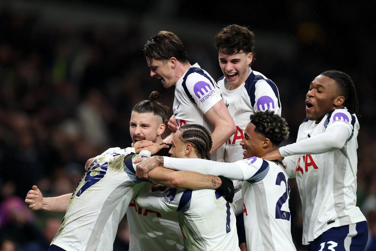 Radu Drăgușin în Tottenham - Manchester City