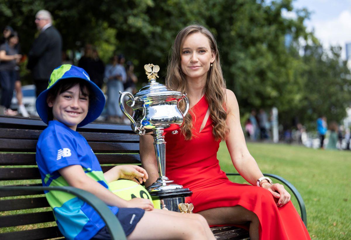 Elena Rybakina, ședință foto cu trofeul de la Australian Open