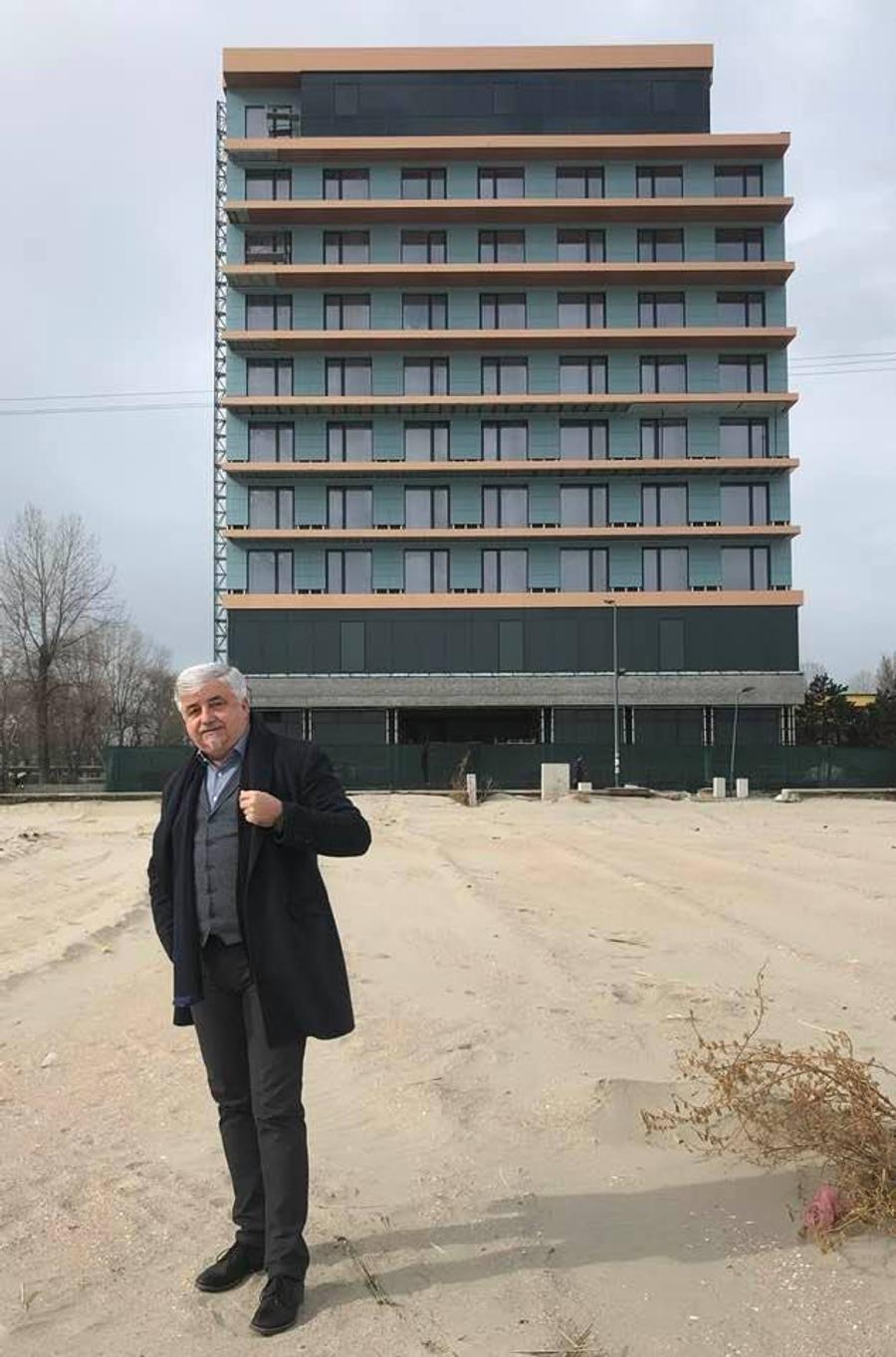 Constantin Frățilă în fața unuia dintre hotelurile sale din Mamaia. Foto: facebook/constantin.fratila.9 Fostul arbitru din Liga 1 spune că a „zguduit” Bursa de Valori: „Am o avere de 60-80 milioane de euro” » Ar pregăti o BOMBĂ: „Lucrez la proiect, Hagi CEO!”