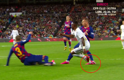 REAL MADRID - BARCELONA // FOTO A greșit VAR-ul la El Clasico? Vinicius, călcat de Arthur în careu