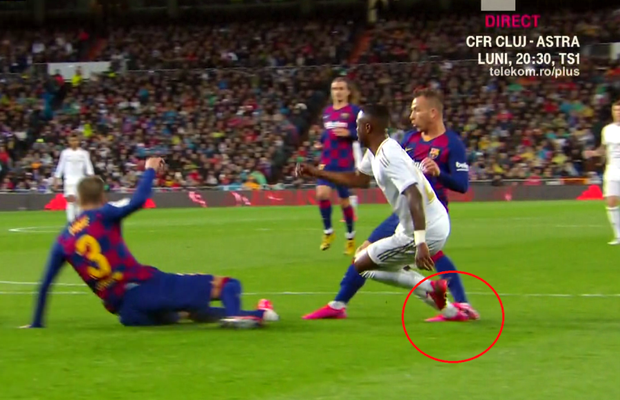 REAL MADRID - BARCELONA // FOTO A greșit VAR-ul la El Clasico? Vinicius, călcat de Arthur în careu
