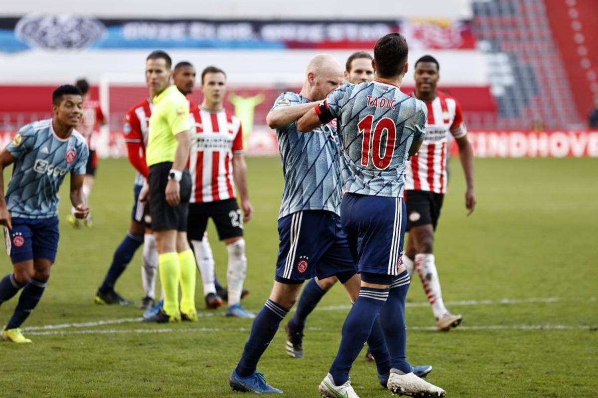 Incidente la derby-ul PSV - Ajax: insulte între căpitani, Tadic lovit în cap de ultrașii gazdelor!