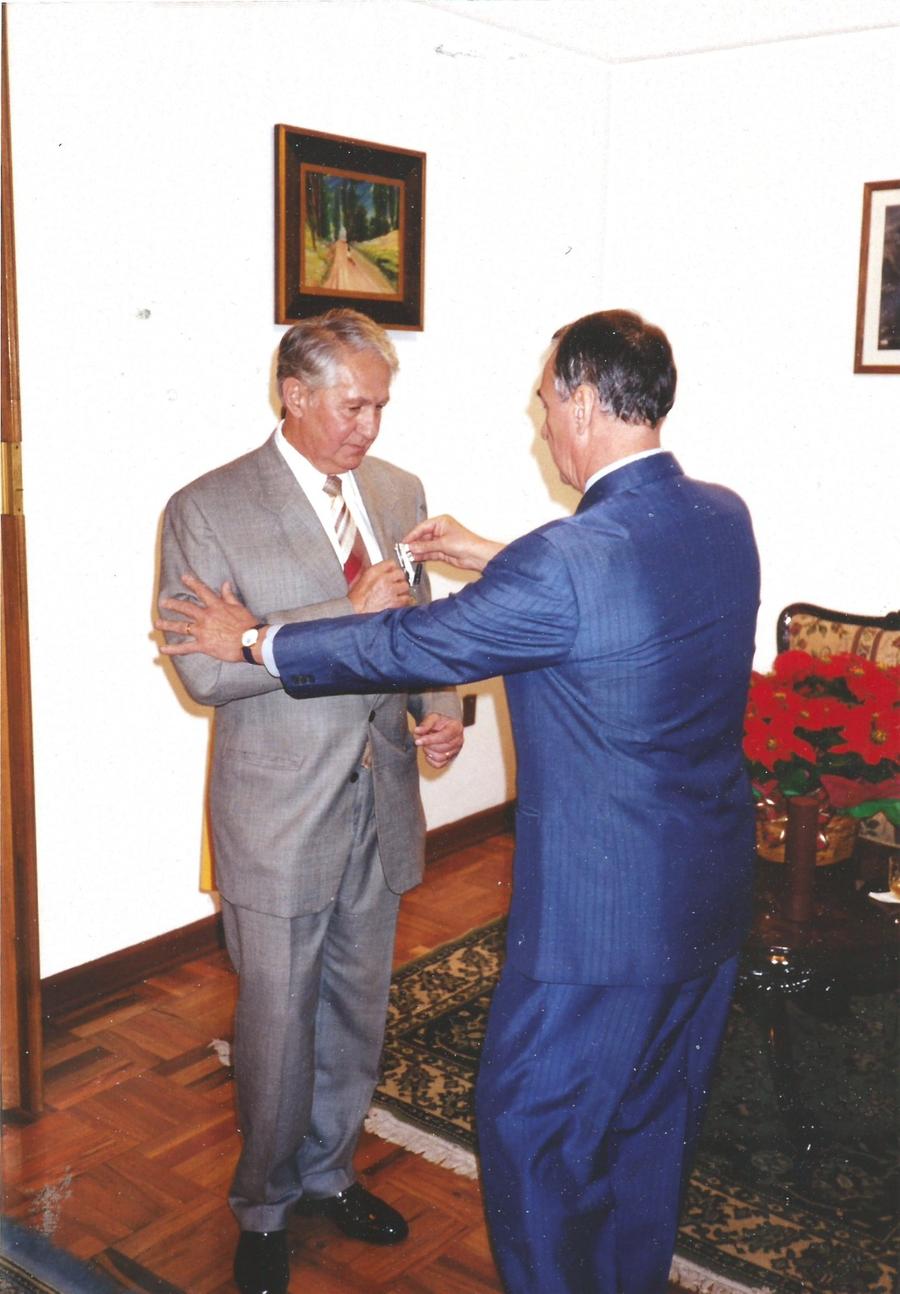 2000. În timpul decorării la Ambasada României din Mexic FOTO Arhivă personală Gabriel Cherebețiu, românul nominalizat pentru Hall of Fame: „Cele mari satisfacții le-am avut ca jucător
