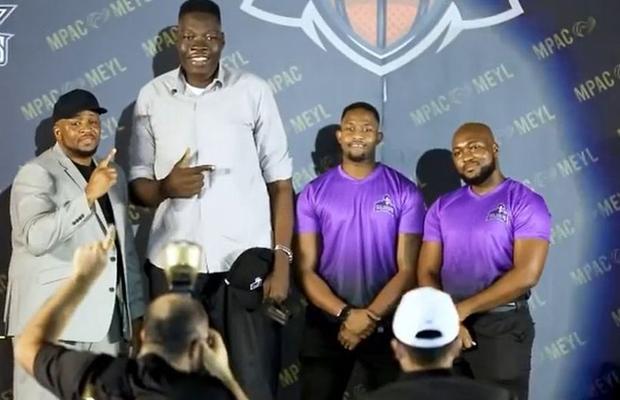 VIDEO&FOTO „Totuși, câți ani are?!” » Gigantul de 2,36 metri care poate răvăși recordurile în NBA! Imaginile cu el sunt uluitoare