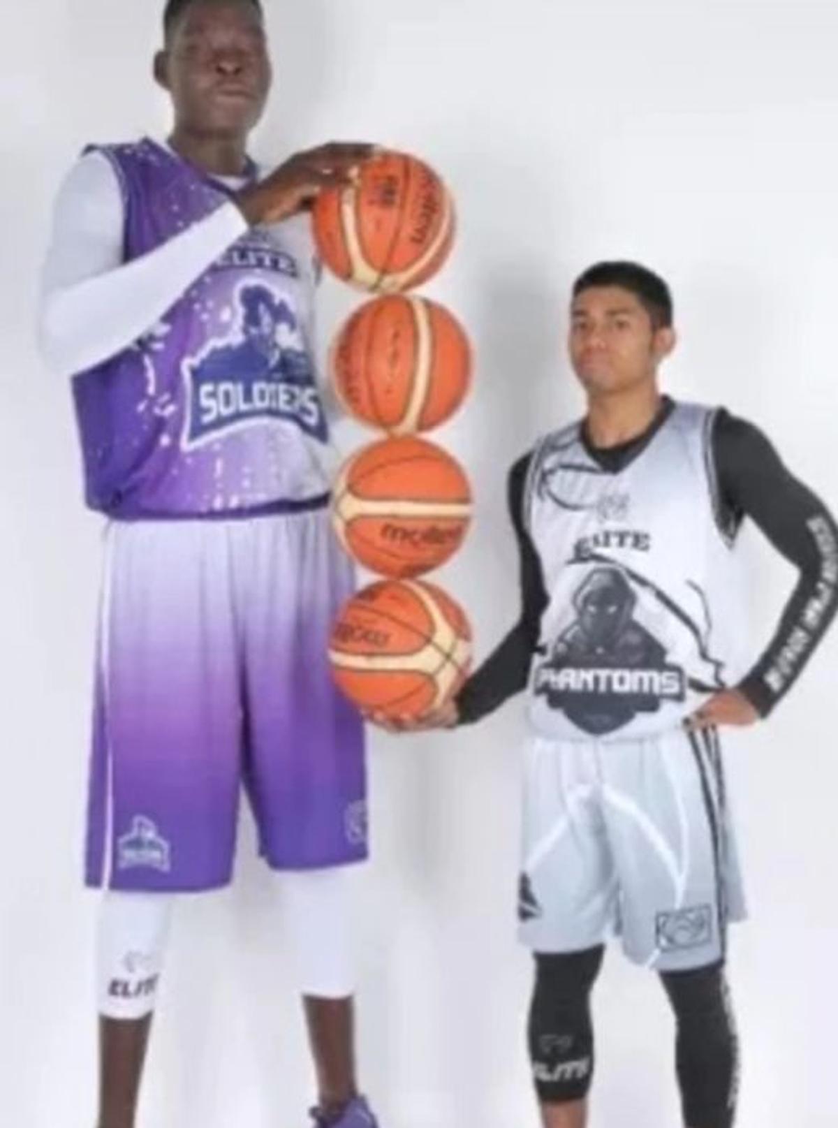 VIDEO&FOTO „Totuși, câți ani are?!” » Gigantul de 2,36 metri care poate răvăși recordurile în NBA! Imaginile cu el sunt uluitoare