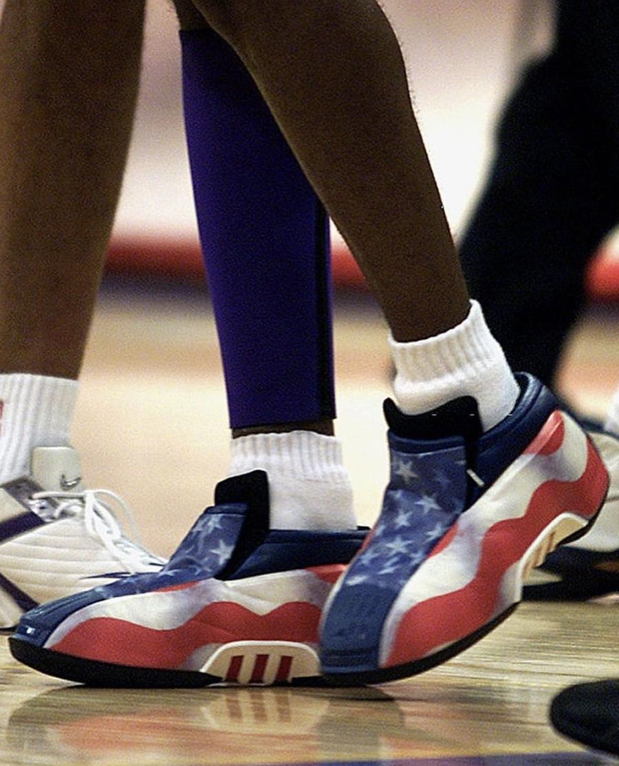 FOTO: Twitter @nicekicks FOTO Pantofii sport primiți de LeBron James de la Kobe Bryant, vânduți la licitație pe o sumă fabuloasă » Cum arătau încălțările