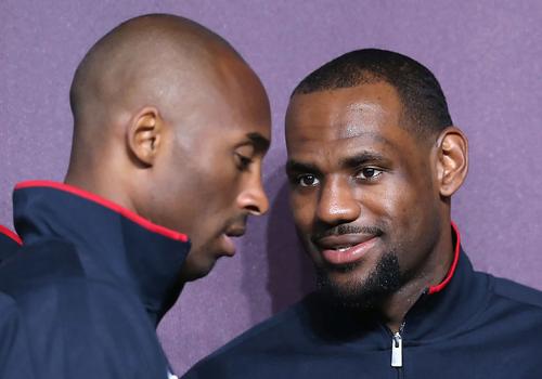 O pereche de încălțăminte purtată de LeBron James într-un meci din perioada liceului a fost vândută la o licitație cu suma de 156.000 de dolari. Pantofii sport erau un cadou primit de la Kobe Bryant.