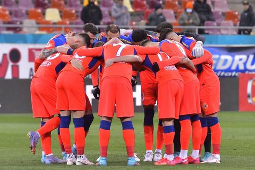 Jucătorii de la FCSB simt din ce în ce mai puțin că alcătuiesc o echipă // foto: Imago Images