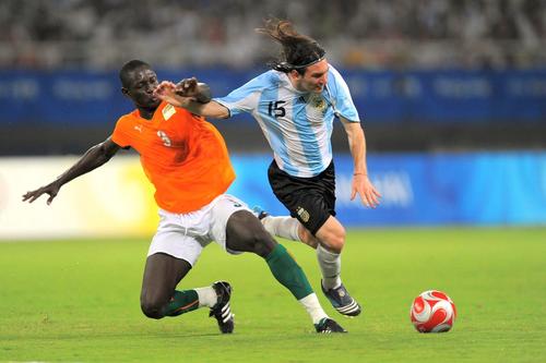 Ousmane Viera, în 2008, într-un duel cu Messi/ Foto: Imago