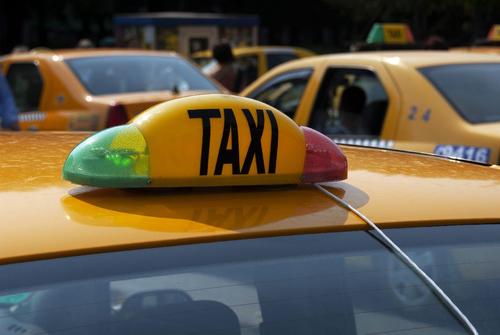 Un taximetrist a fost amendat cu 10.000 de lei, după ce a încercat să negocieze tariful cu trei refugiați sosiți în capitală din Ucraina / Sursă foto: Imago
