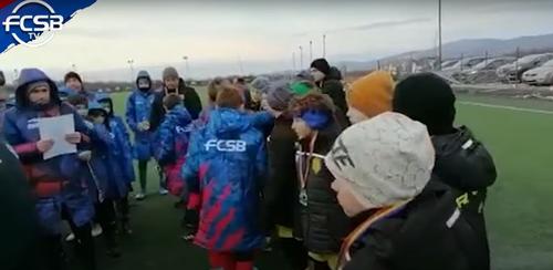 Juniorii celor de la FCSB oferindu-le medaliile de campioni tinerilor de la FC Ruh Lvov
Foto:fcsvtv