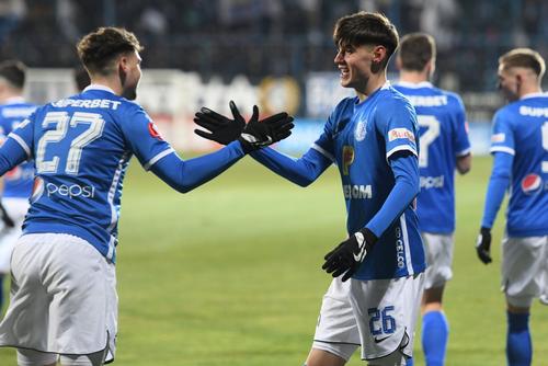 Adrian Mazilu (dreapta), ar fi stârnit interesul lui Feyenoord otterdam și Heerenven. 
Foto. Imago