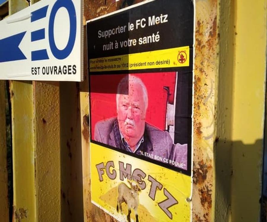 Așa arată afișele cu pachetul de țigări, al cărui „tutun” dăunează grav sănătății fanilor lui Metz Mesaje ostile ale ultrașilor echipei lui Boloni: „Atenție, dăunează grav sănătății suporterilor lui Metz!”