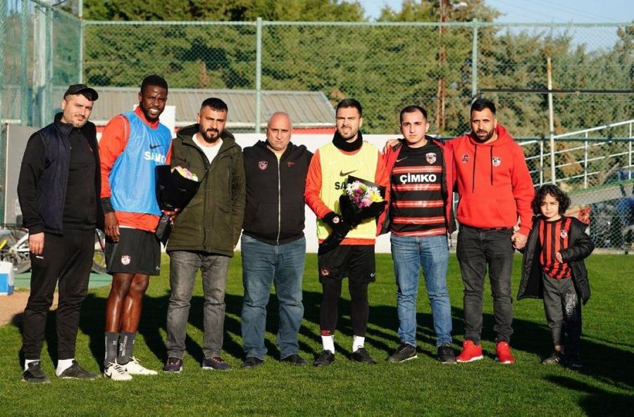 Reprezentanții ultrașilor s-au pozat cu jucătorii lui Gaziantep și le-au dat flori S-a împăcat și cu fanii! Ce surpriză i-au făcut lui Șumudică liderii ultrașilor lui Gaziantep
