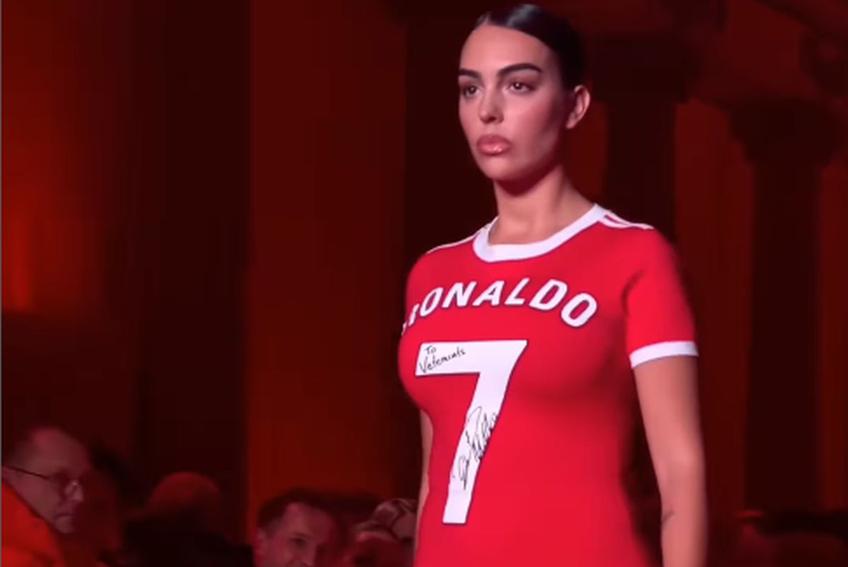 Georgina Rodriguez (30 de ani) a pășit pe podium într-o rochie specială, cu numele lui Cristiano Ronaldo, numărul 7 și autograful starului de la Al Nassr.