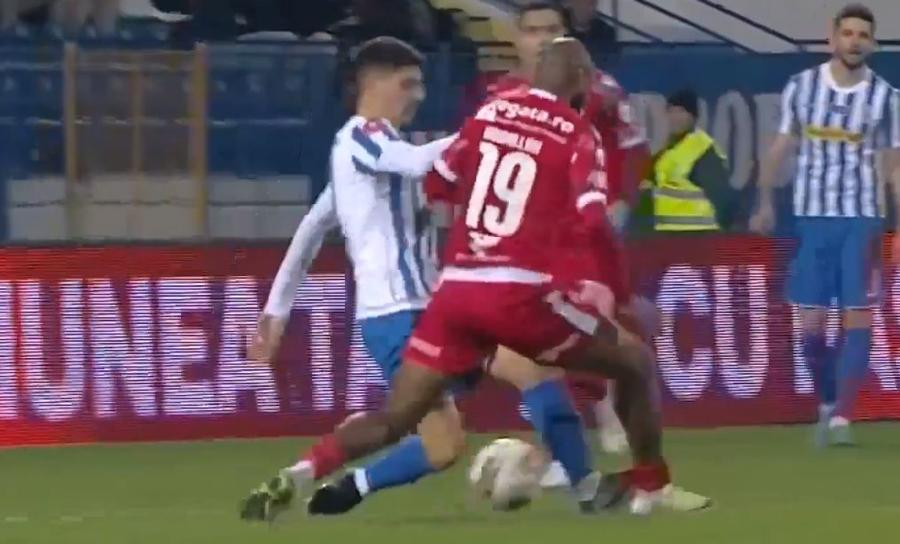 Abdallah, călcat de Marchioni / FOTO: Captură TV @Digi Sport 1 Dinamo ratează o victorie vitală la Iași » Clasamentul actualizat din Superligă