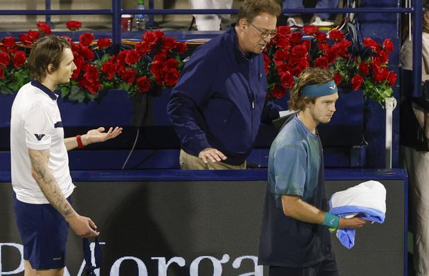 Scene incredibile în semifinala de la ATP Dubai » Rusul Rublev, descalificat la 6-5 în decisiv din cauza unui gest reprobabil