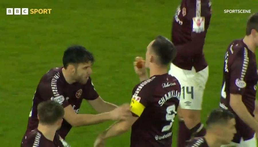 Gestul i-a șocat pe fani » Ce a făcut căpitanul contestat de ultrașii adverși după ce a fost „bombardat” cu obiecte din peluză