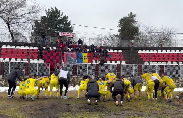 România, 2025. Atenție pe unde călcați! Meciul din Liga 2 s-a disputat într-o adevărată mlaștină