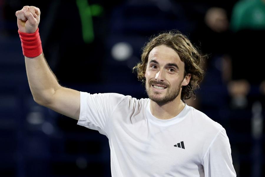 Stefanos Tsitsipas, sărbătorind titlul de la Dubai 2025 Foto: Guliver/GettyImages Răspuns ferm pentru Stefanos Tsitsipas și absența lui din America de Sud: „Să nu vină aici dacă nu vor”