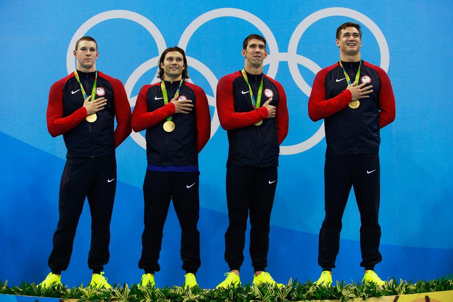 Ryan Murphy, Coy Miller, Michael Phelps și Nathan Adrian pe prima treaptă a podiumului la Rio, unde s-au impus în proba de ștafetă 4x100 m mixt FOTO Guliver/GettyImages Un campion olimpic american crede că David Popovici poate doborî recordul mondial la 200 m liber: „Este deja unul dintre cei mai mari înotători din toate timpurile” + Ce crede despre legitimitatea bornei stabilite de Pan Zhanle la Paris