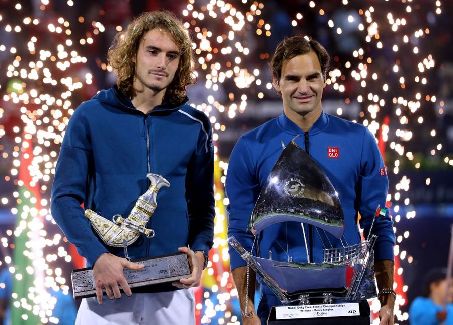 Stefanos Tsitsipas și Roger Federer după finala de la Dubai 2019 Foto: Guliver/GettyImages Stefanos Tsitsipas, campion la Dubai, după 10 luni de secetă și 11 finale pierdute în turnee de categorie ATP 500!