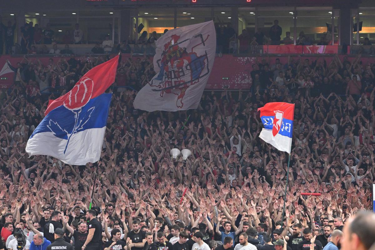 Steaua Roșie Belgrad a fost sancționată după ce fanii au afișat steagul Rusiei și bannere anti-UE și anti-NATO » Reacție din Duma de Stat: „Decizie nesportivă”