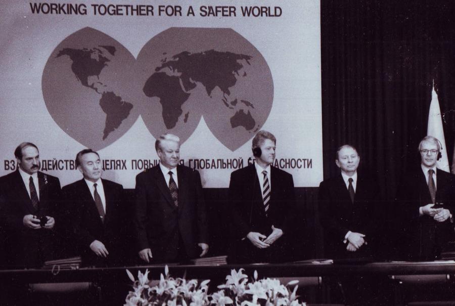 Memorandumul de la Budapesta a fost semnat pe 5 decembrie 1994, tratatul fiind parafat de Ucraina, Statele Unite, Marea Britanie și Rusia / FOTO: Imago Images Sportivul ucrainean înrolat în armată acuză administrația Trump de încălcarea unui tratat istoric: „Spuneți-o direct!” » Despre România: „Periculos pe narațiunea rusă”