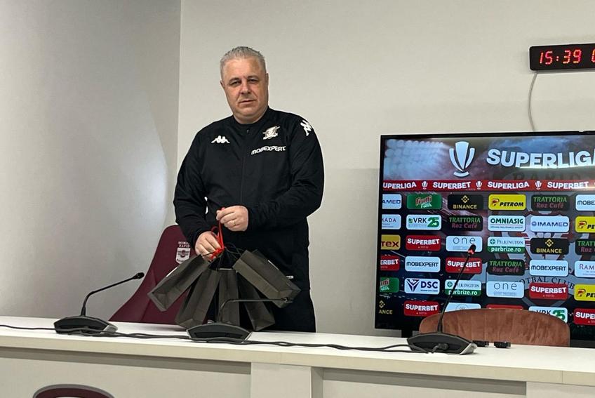 Marius Șumudică, antrenorul Rapidului, și Denis Ciobotariu, fundașul central al giuleștenilor, au împărțit cadouri la conferința de presă premergătoare meciului cu FCSB, programat duminică, de la 20:00, în runda #29 din Superliga.