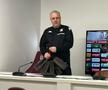 Marius Șumudică, antrenorul Rapidului, și Denis Ciobotariu, fundașul central al giuleștenilor, au împărțit cadouri la conferința de presă premergătoare meciului cu FCSB, programat duminică, de la 20:00, în runda #29 din Superliga.