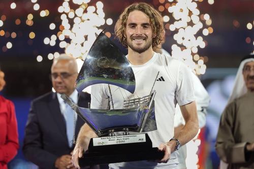 Stefanos Tsitsipas cu trofeul de la Dubai Foto: Imago Images