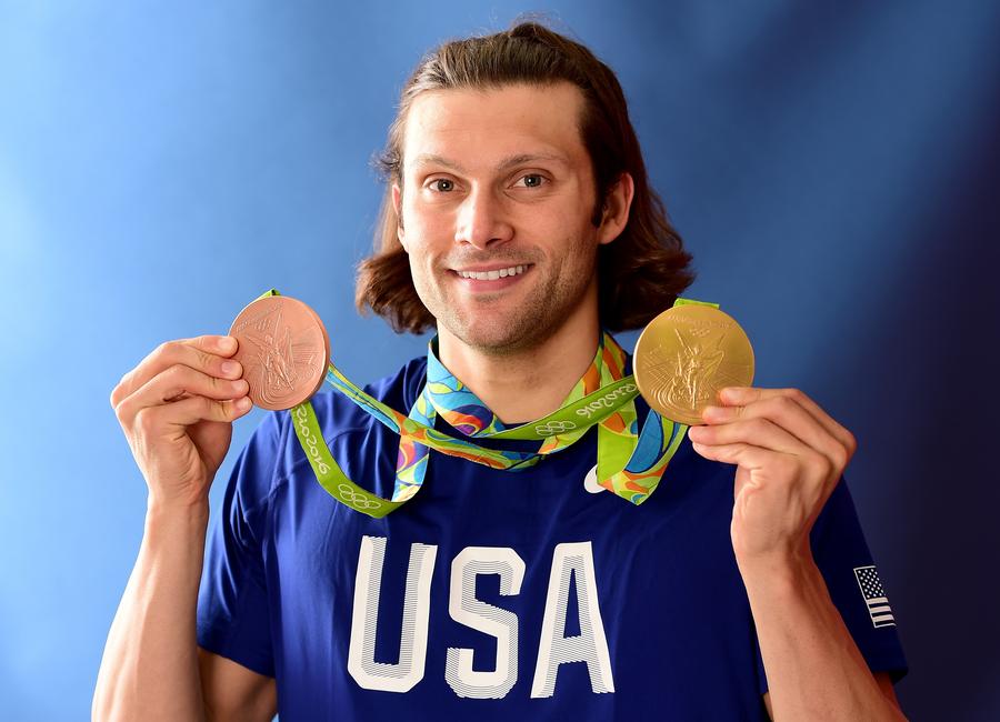 Cody Miller cu cele două medalii cucerite la Jocurile Olimpice de la Rio FOTO Guliver/GettyImages Un campion olimpic american crede că David Popovici poate doborî recordul mondial la 200 m liber: „Este deja unul dintre cei mai mari înotători din toate timpurile” + Ce crede despre legitimitatea bornei stabilite de Pan Zhanle la Paris