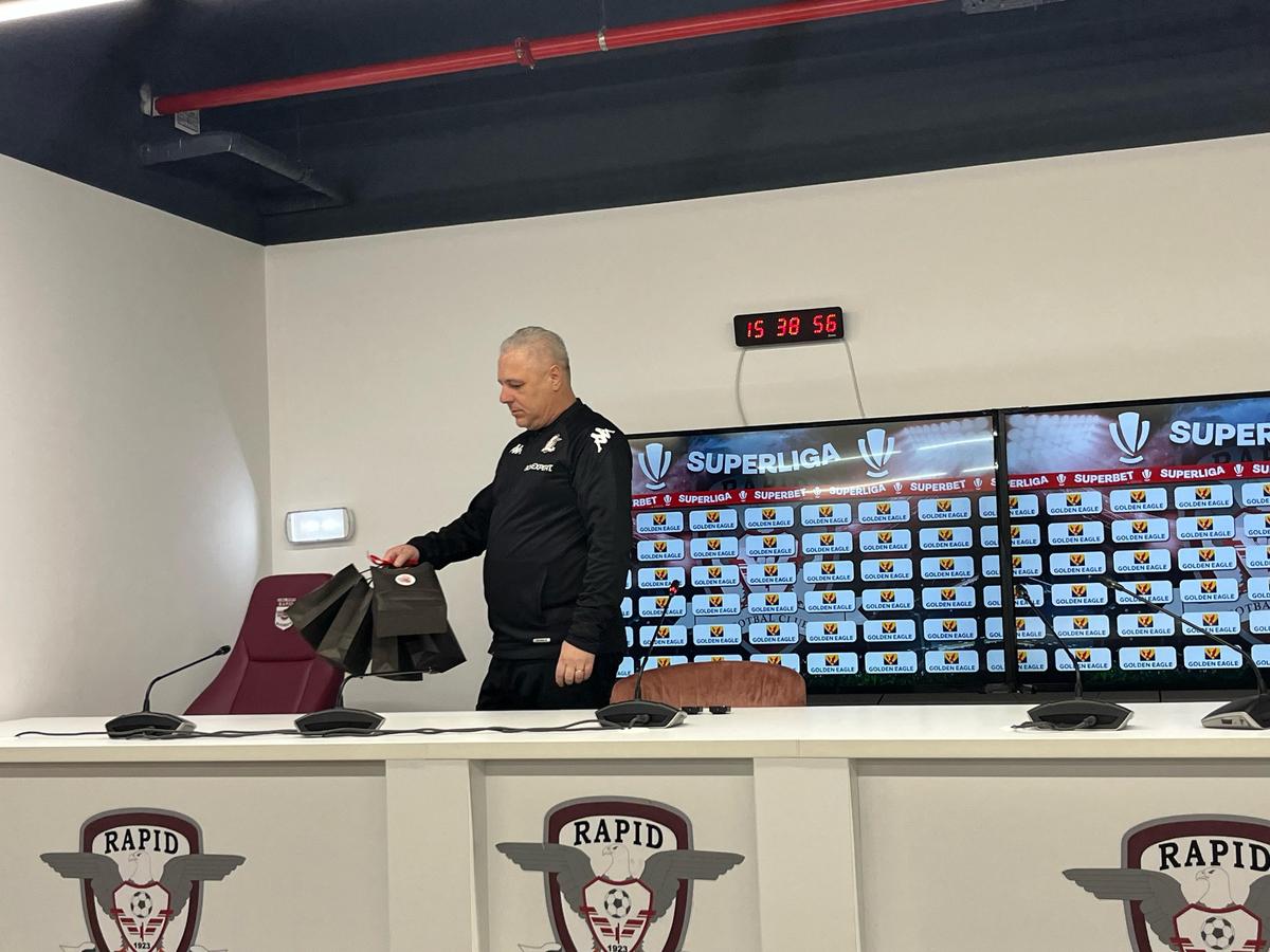 Marius Șumudică a împărțit flori și mărțișoare înainte de conferință, de 1 martie