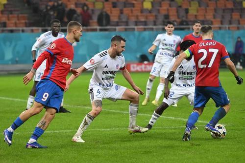 Andrei Miron, cu numărul 4, e la al 8-lea sezon la FC Botoșani, foto: Imago Images