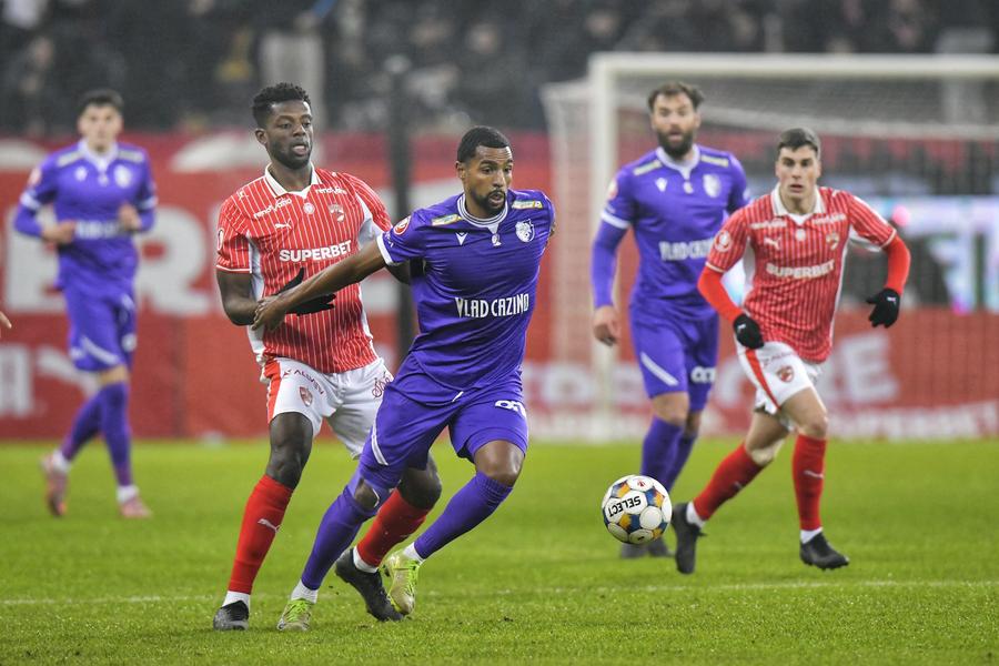 Eddy Gnahore și Adel Bettaieb în Dinamo - FC Argeș// foto: Cristi Preda (GSP) „Și-a sunat agentul să îl ia de aici” » Dialogul avut cu antrenorul, după Craiova - FC Argeș