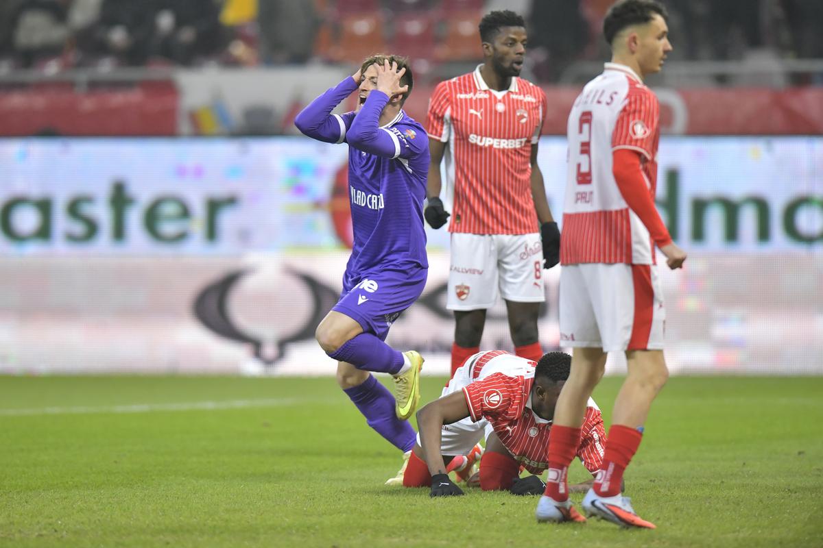 Dinamo - FC Argeș 0-1 » GAME OVER: FCSB e oficial în play-out!! Dinamo a jucat doar o repriză cu FC Argeș, își periclitează șansele la titlu, dar îi semnează sentința marii rivale