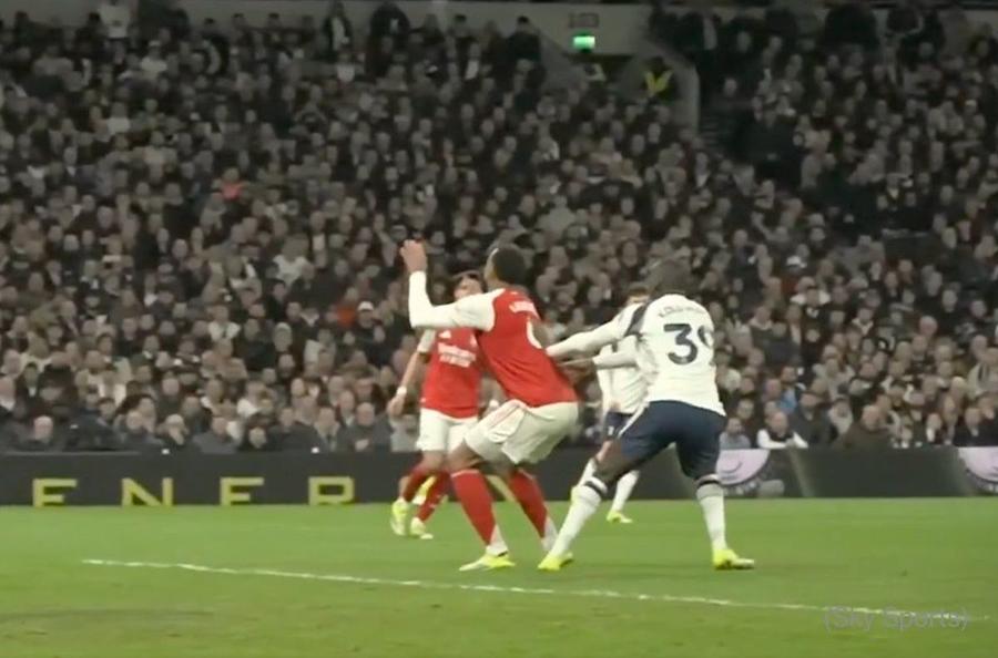 Aici, contra lui Tottenham, golul a fost anulat Premier League lămurește controversa de la golul din Fulham - Tottenham: Radu Drăgușin a reclamat fault