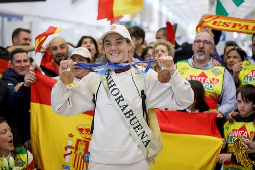 Ana Alonso cu medaliile olimpice de bronz la revenirea în Spania Foto: Imago Images