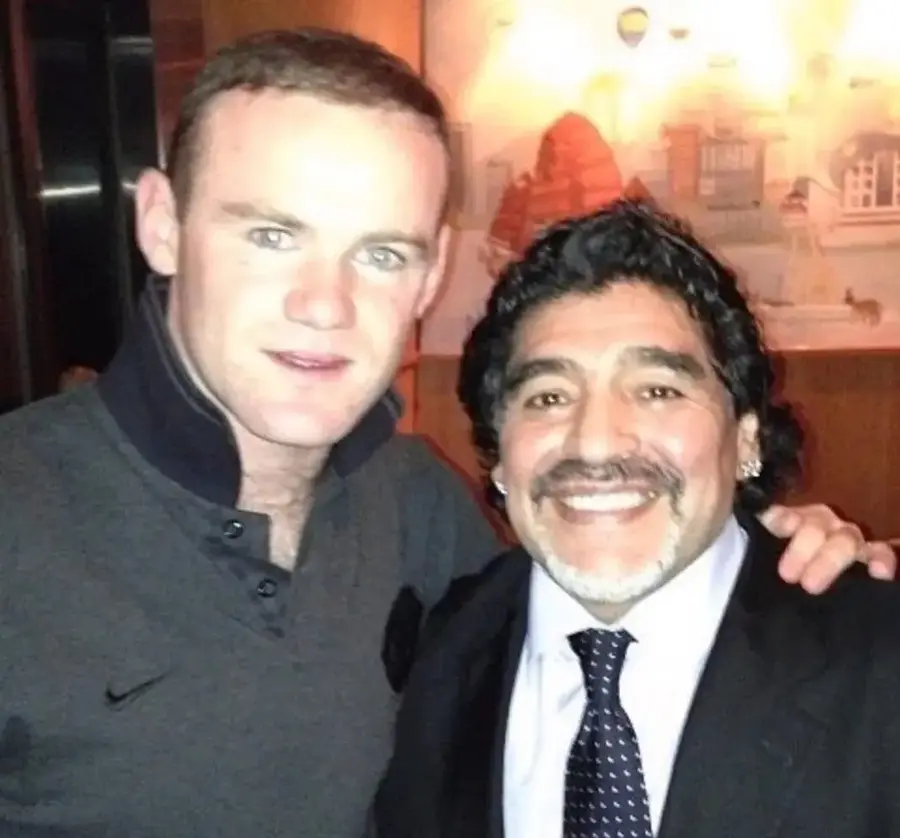 Întâlnirea dintre cei doi, Maradona purtând cravata pe care i-a dăruit-o lui Rooney Cadoul neașteptat pe care Wayne Rooney l-a primit de la Diego Maradona: „A fost puțin ciudat”